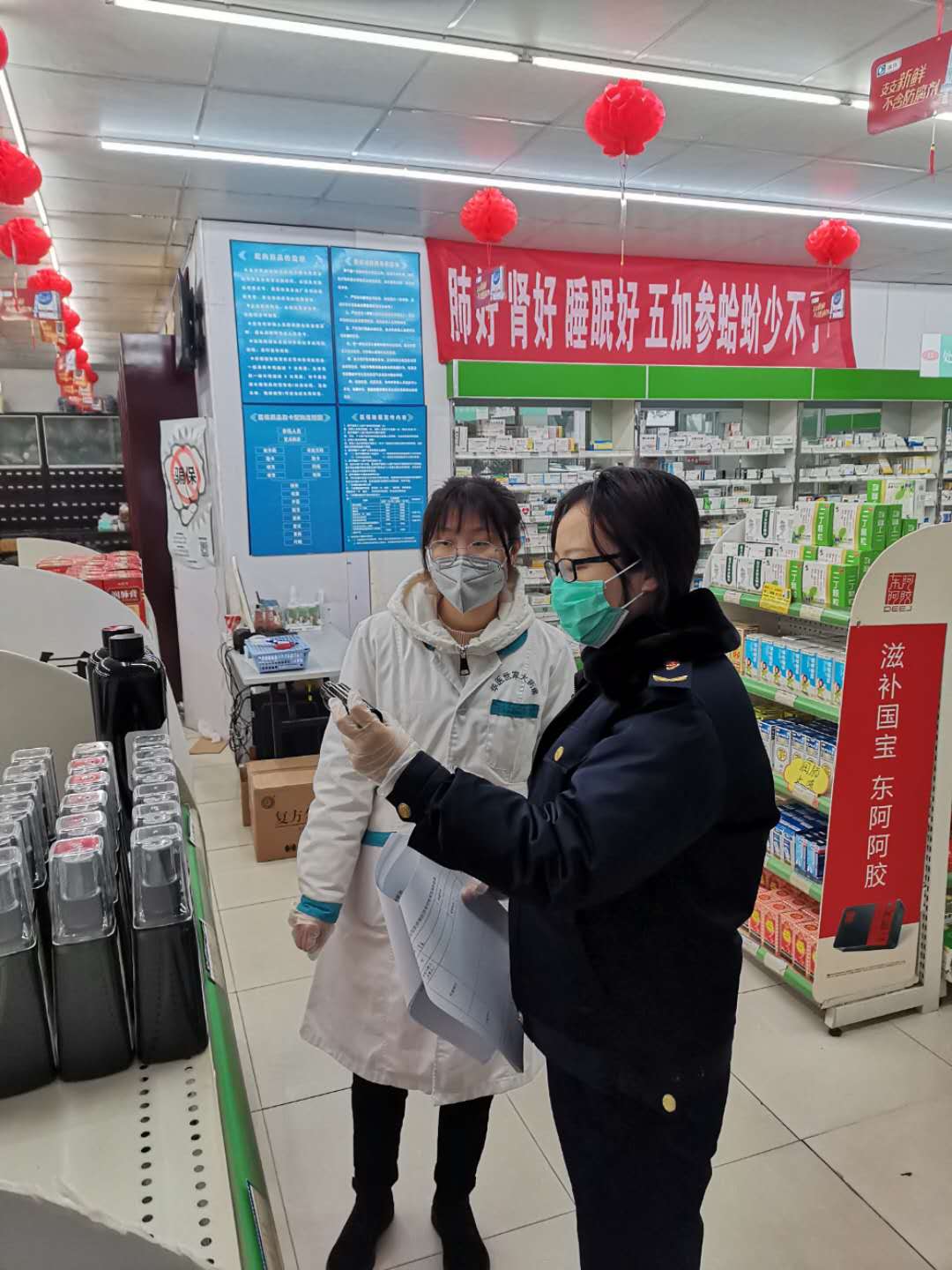 周曦在检查药店.jpg