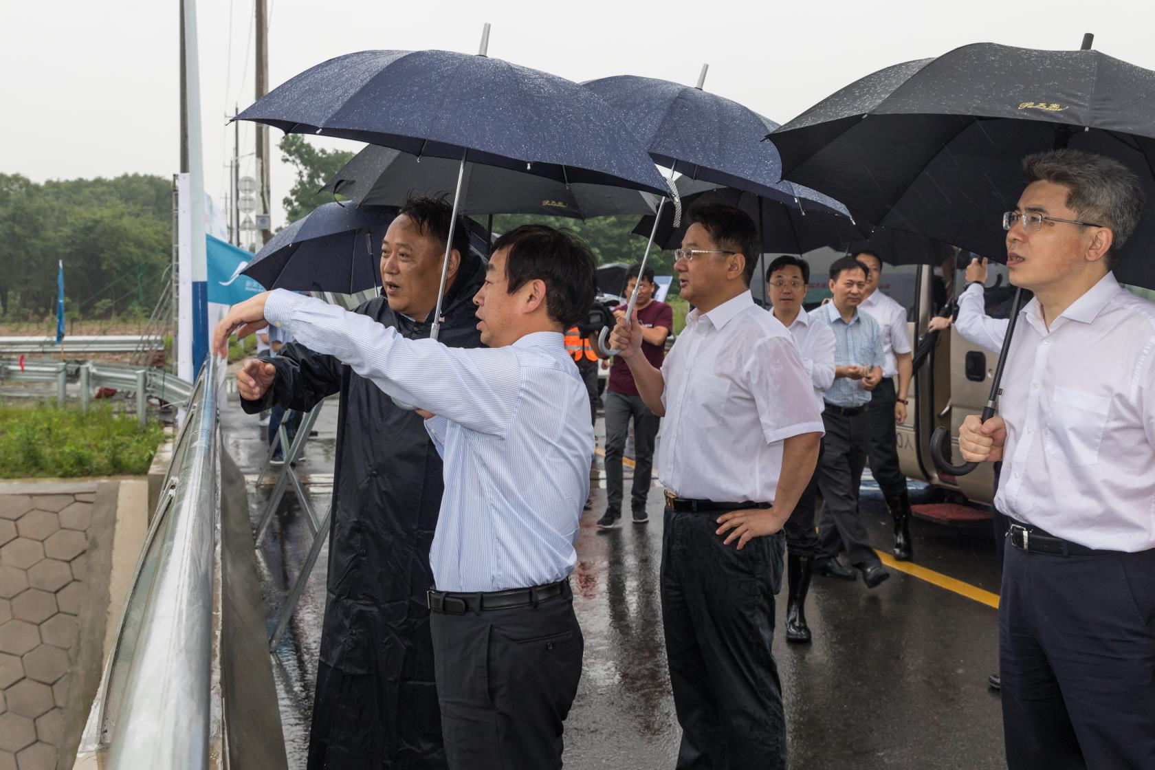 张浩亮向中共常州市委书记齐家滨汇报新孟河工程建设与防汛工作。.jpg